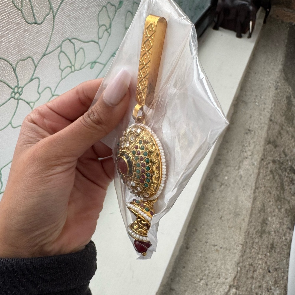 Gold Skirt Accessory - Picture 2 of 3
